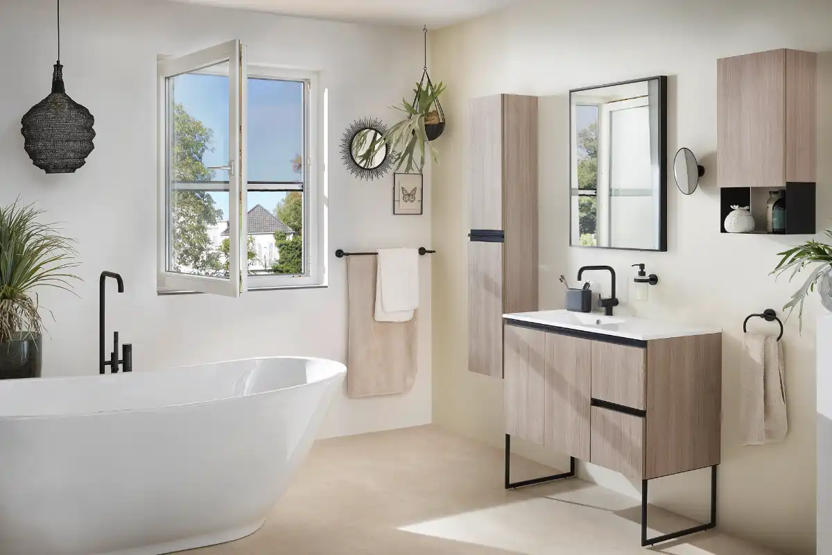 Insektenschutz für die Fenster Modernes Badezimmer mit freistehender Badewanne und geöffnetem Fenster