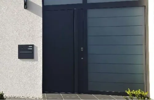 Dunkle Aluminium-Haustür mit Seitenfenster von Jäckle Fensterbau.