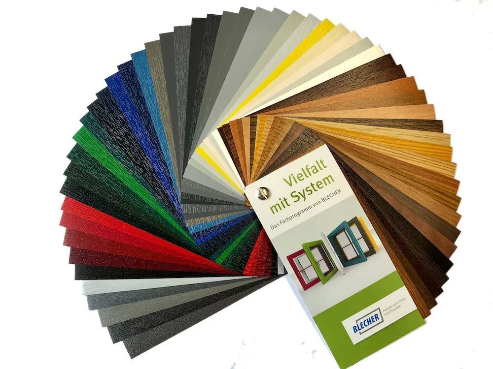 Farbpalette mit Mustern für die bei Kunststofffenstern verfügbaren Farben