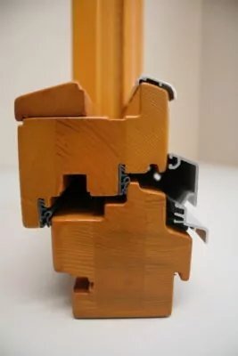 Querschnitt eines Holzfenster-Rahmens.