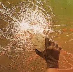 Gesprungenes, aber widerstandsfähiges Holzfenster aus Glas/Folienverbund