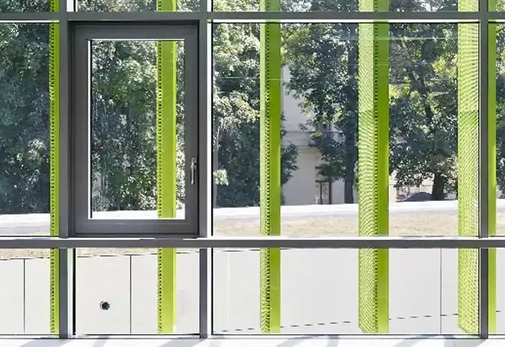 Stilvolle Terrasse mit Außenjalousien Modernes Fenster mit grauem Rahmen in großer Glasfront