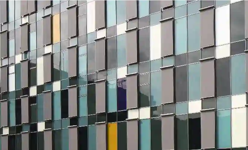 Große Fensterfront mit farbigen Flächen